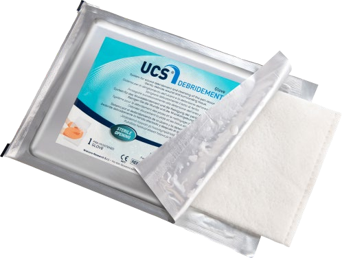 UCS® Debridement Glove nyitott tasakja és előnedvesített tisztítókesztyűje