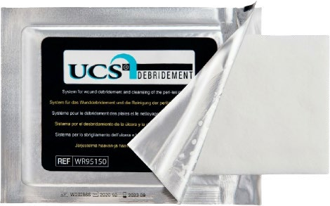 UCS® Debridement Wipe nyitott tasakja és előnedvesített törlőkendője
